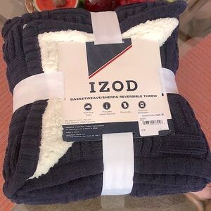 🐑 IZOD Basketweave/Sherpa Reversible Throw (NWT)